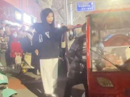 吃瓜纹身男网红很大的照片,吃瓜表情下的巨大魅力